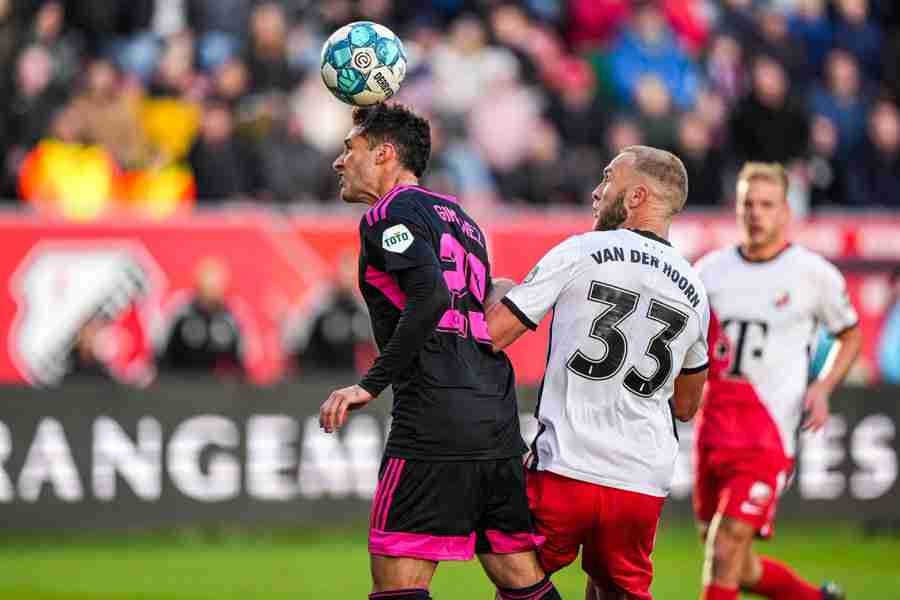 Santiago Giménez en la liga holandesa de futbol