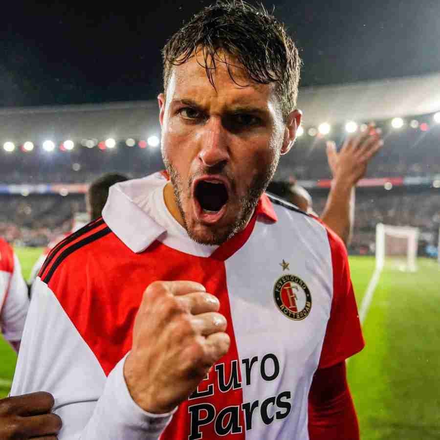 Santiago Giménez celebrando su gol