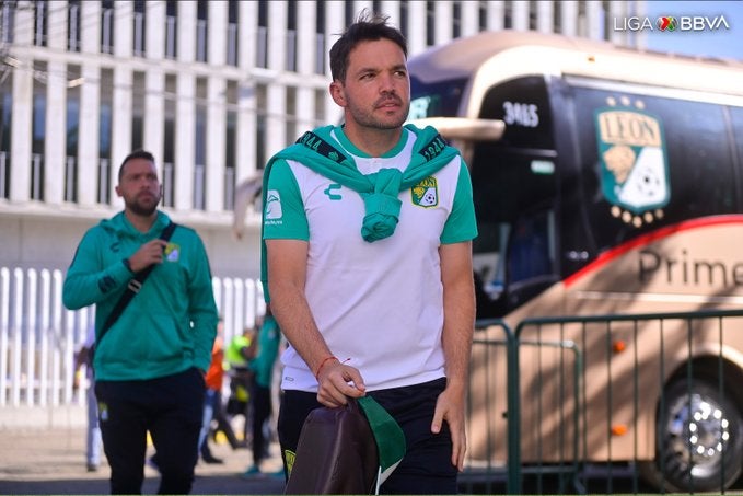 Nicolás Larcamón previo a un partido con el León