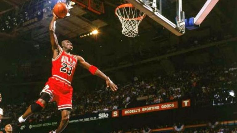 Michael Jordan encestando con los Buls