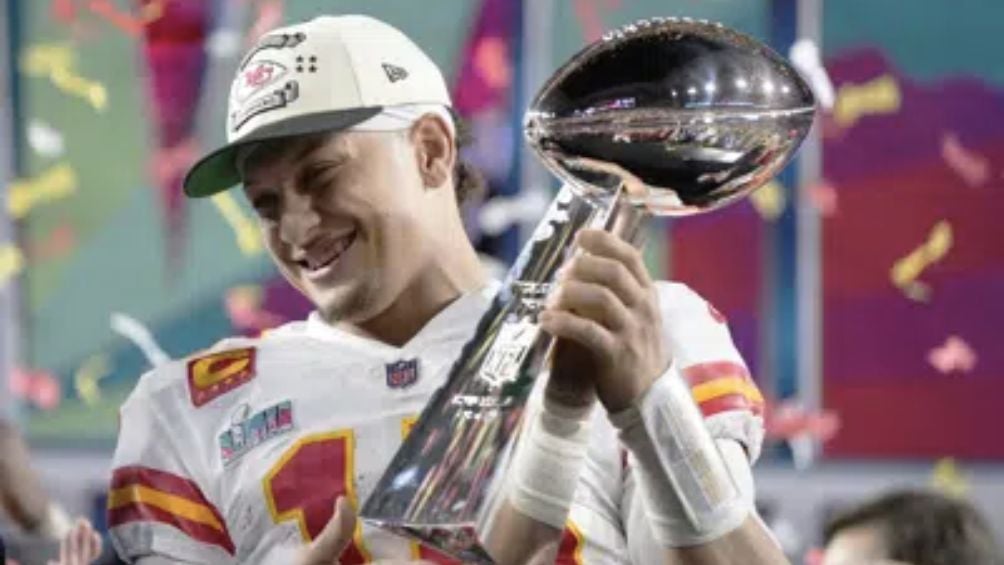 Mahomes se excedió en el festejo y dejó el Vince Lombardi en manos de un aficionado