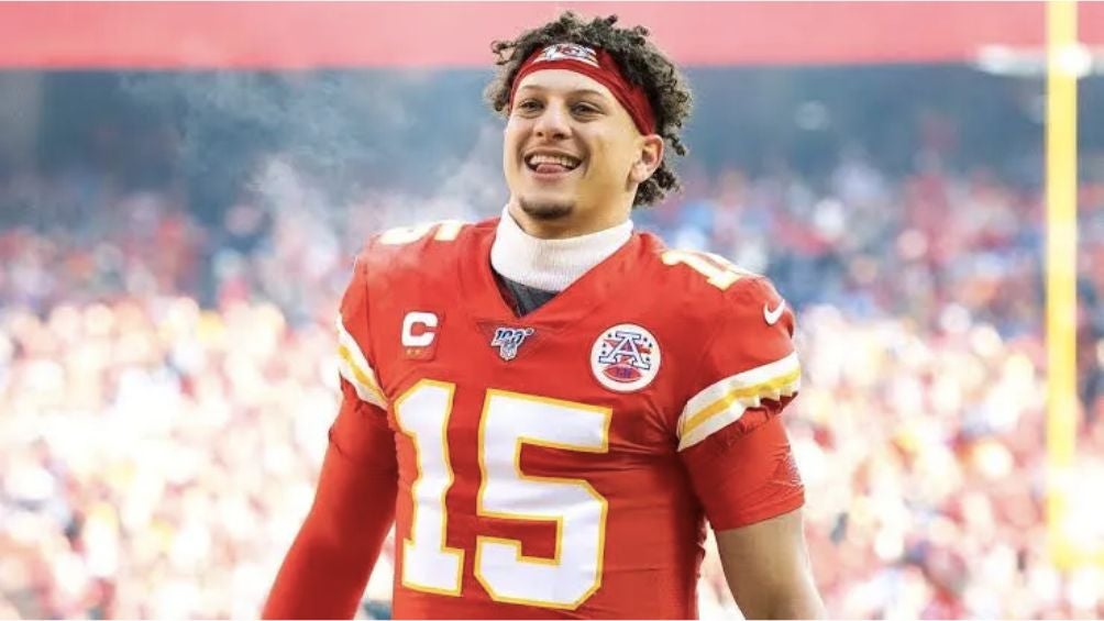 Pat Mahomes celebrando una victoria con Kansas