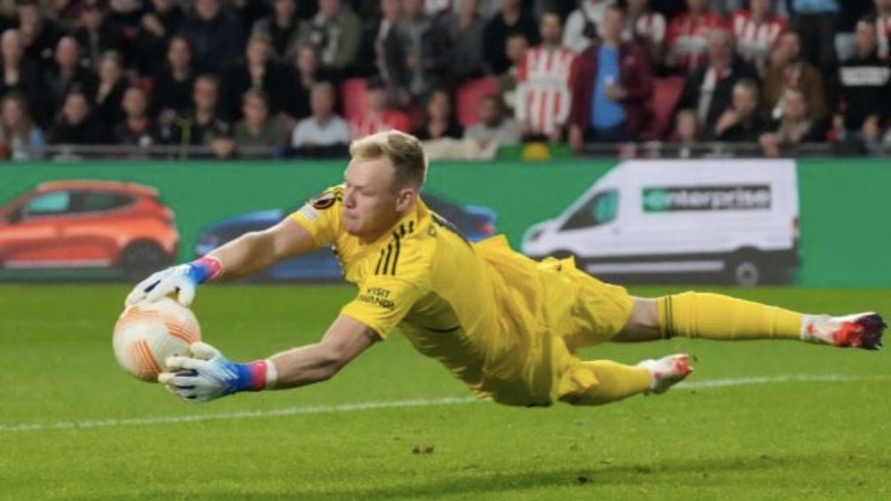 El arquero del Arsenal fue víctima de un aficionado a finales del mes de enero