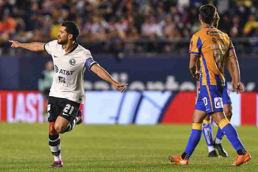 Henry Martín festejando su gol