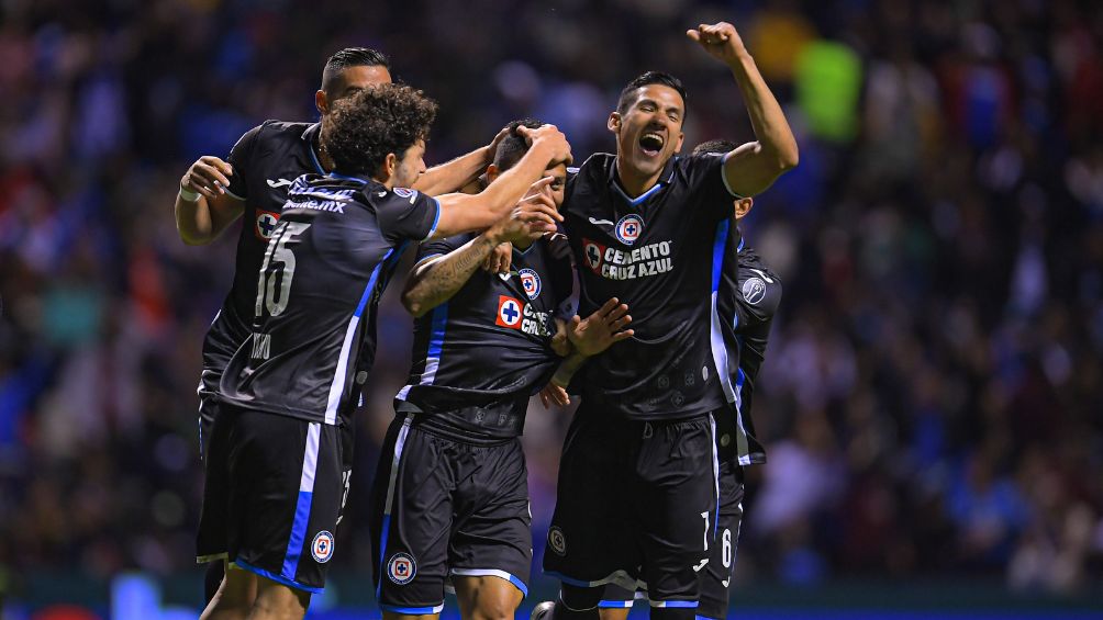 Antuna celebrando el gol del Cata Domínguez con sus compañeros