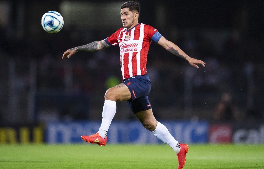 Víctor Guzmán durante un partido con Chivas