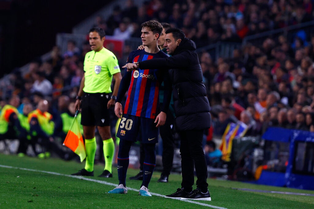 Xavi Hernández dando instrucciones a Gavi