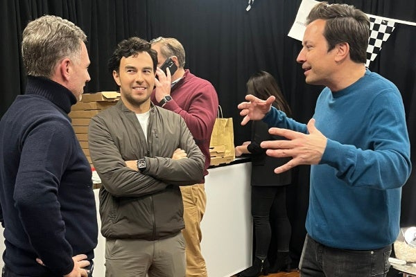 Checo Pérez junto a Jimmy Fallon