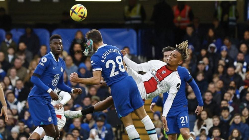 Momento en el que Cesar Azpilicueta recibe la patada en el rostro