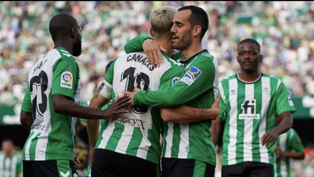 Los jugadores del Betis celebran el gol de Sergio Canales