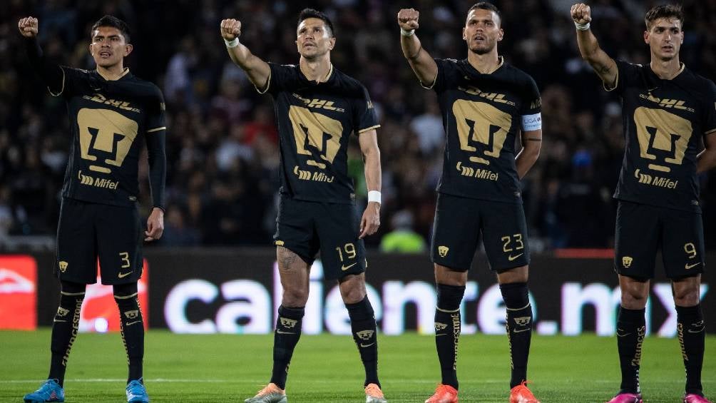 Jugadores de Pumas cantan el himno universitario