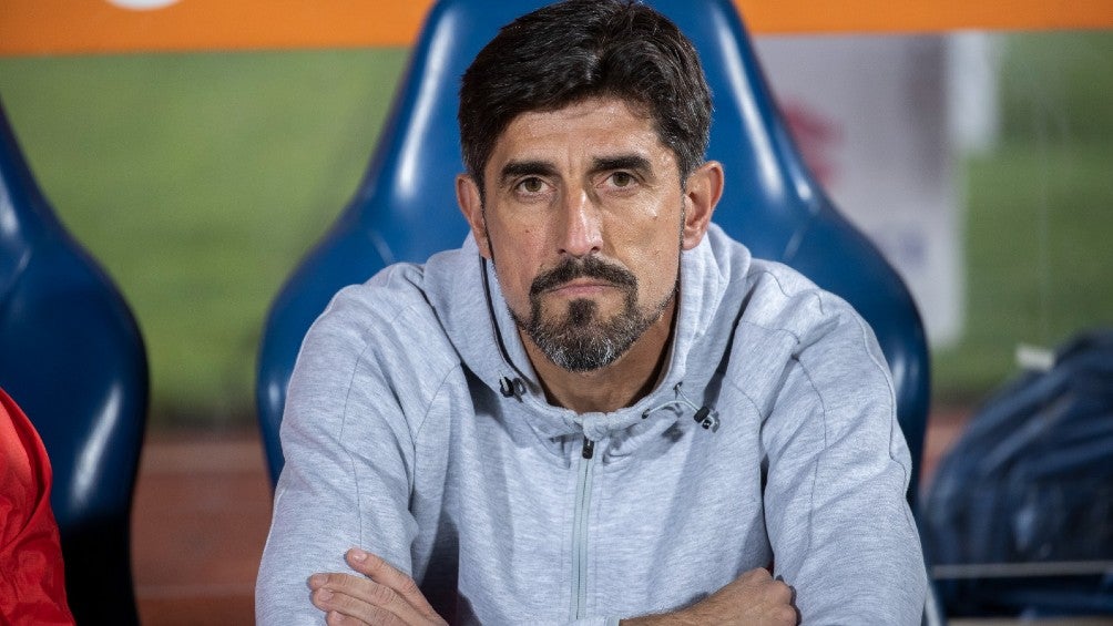 Veljko Paunovic dirigiendo a Chivas en CU