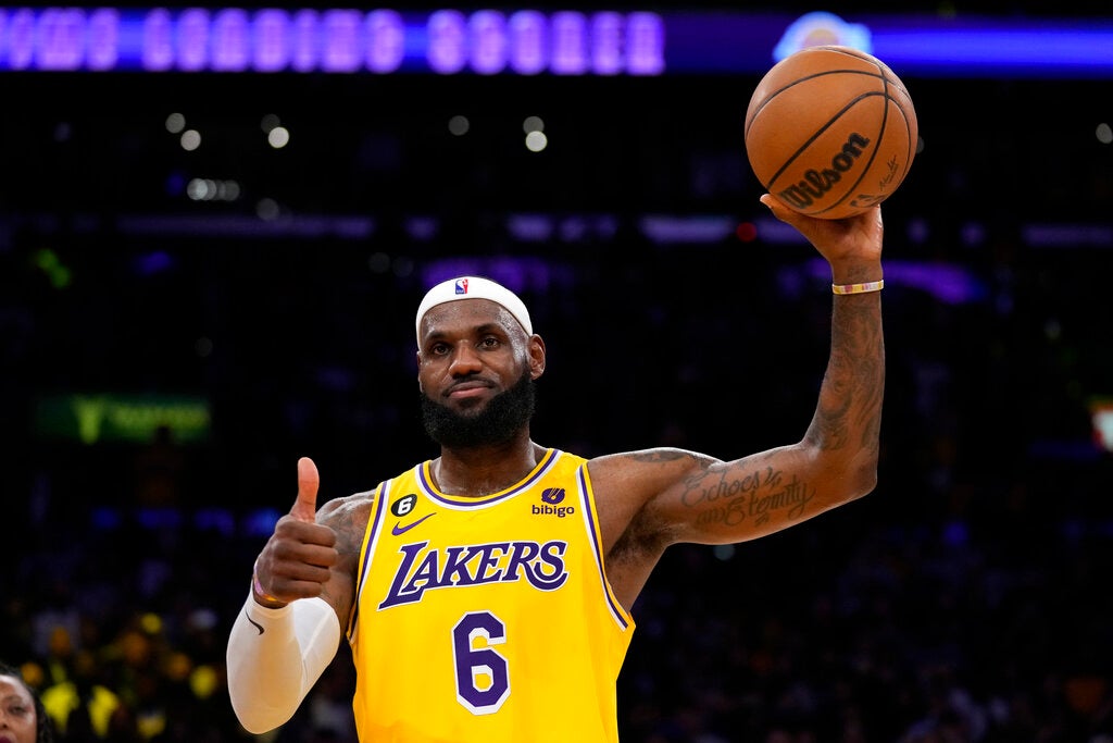 Lebron James en un partido con los Lakers 