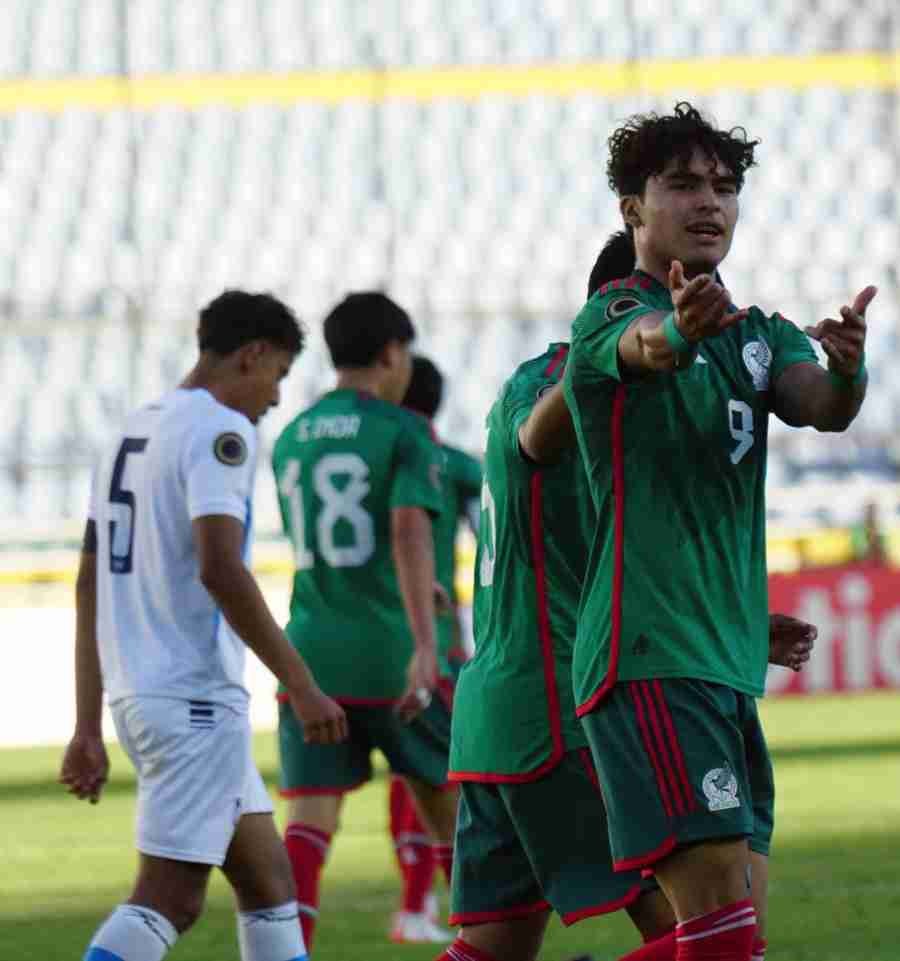 Stephano Carrillo celebrando su doblete