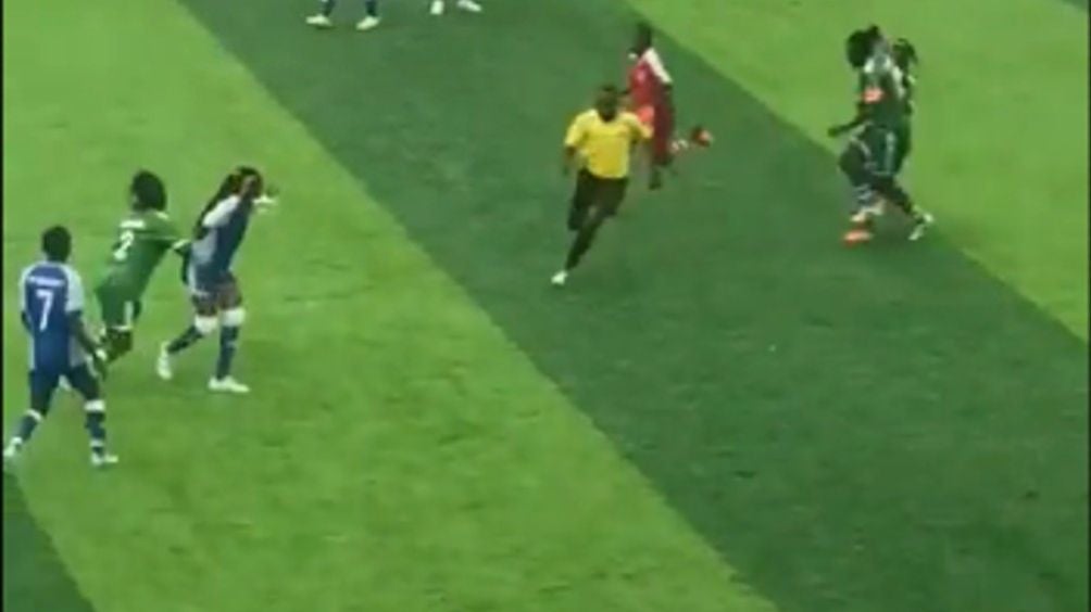 Árbitro no marca un penal y jugadoras lo persiguen para golpearlo en el futbol de África