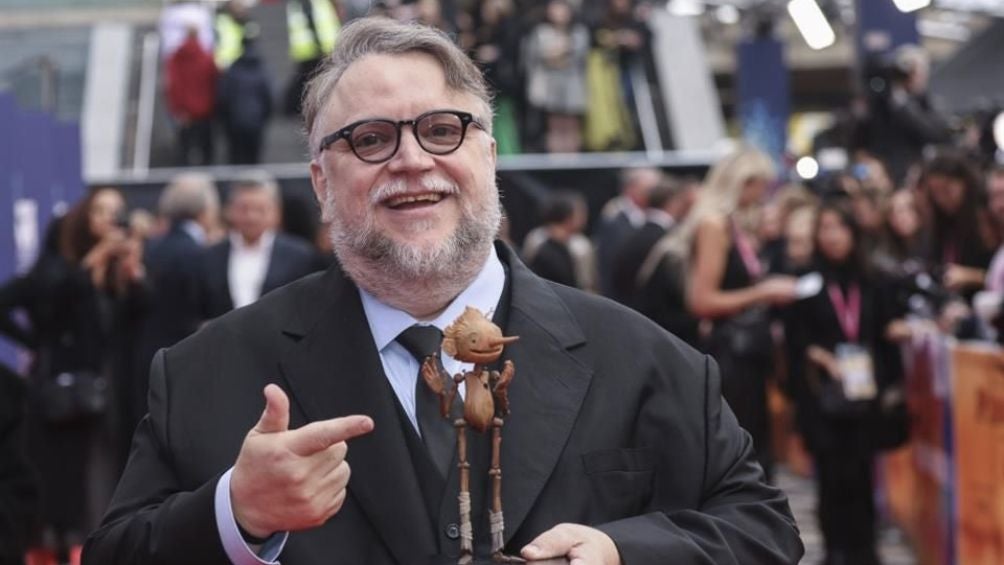 Guillermo del Toro junto a Pinocho