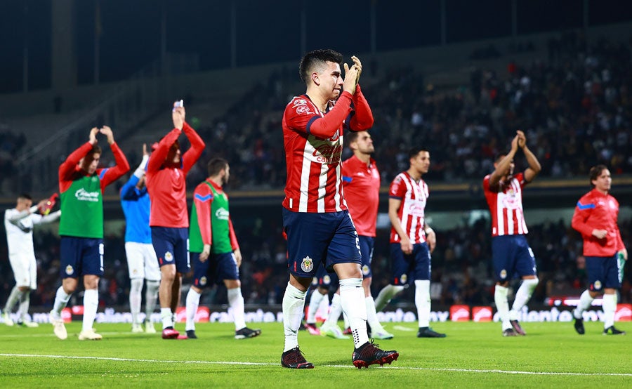 Jugadores de Chivas tras el triunfo ante Pumas