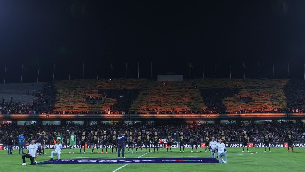 Afición de Pumas recibió a su equipo con un mosaico 