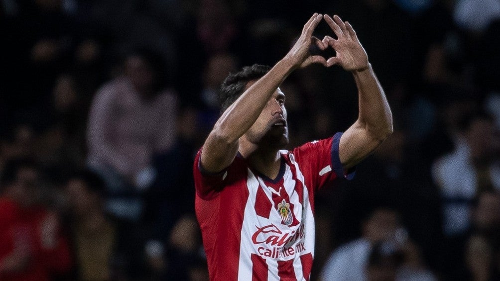 Daniel Ríos festeja su gol con Chivas