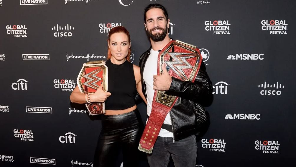 Becky Lynch y Seth Rollins cuando eran campeones de WWE