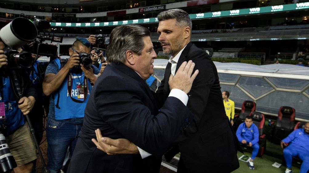 Miguel Herrera saludando al Tano Ortiz