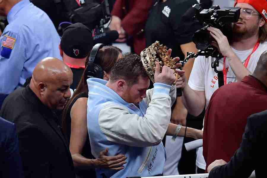 Canelo Álvarez poniendo una corona en su cabeza