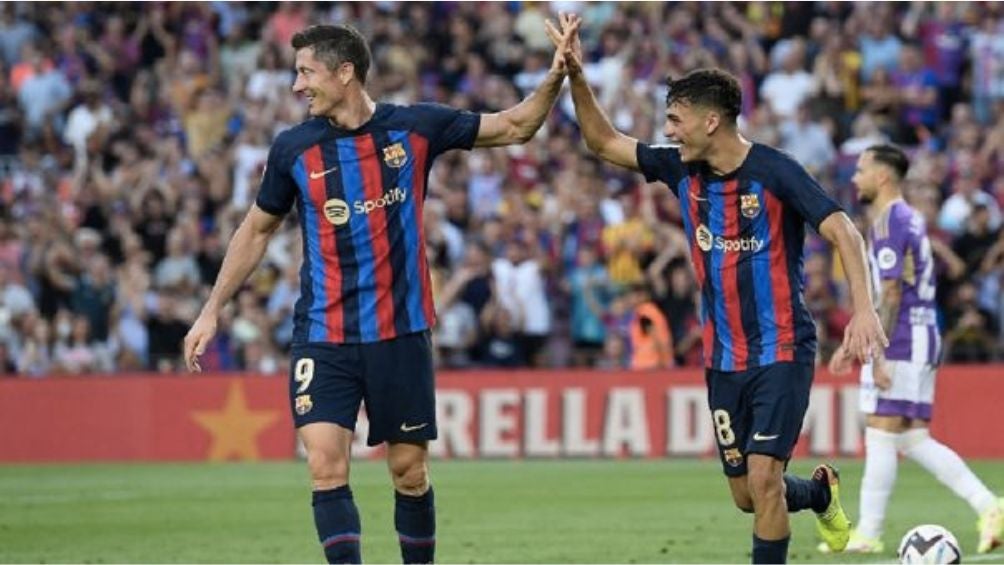 Lewandowski y Pedri celebrando un gol con el Barça