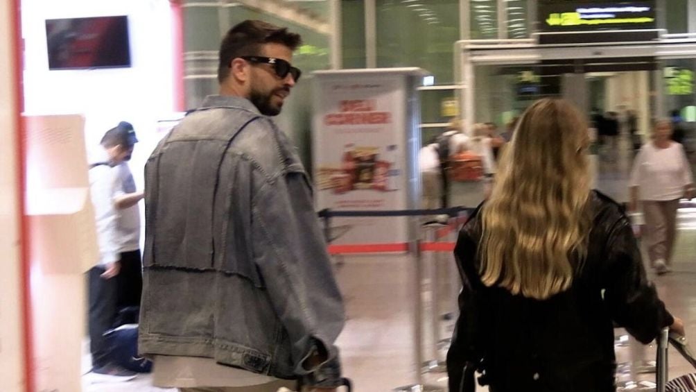 Clara Chía y Piqué saliendo de una tienda en Barcelona