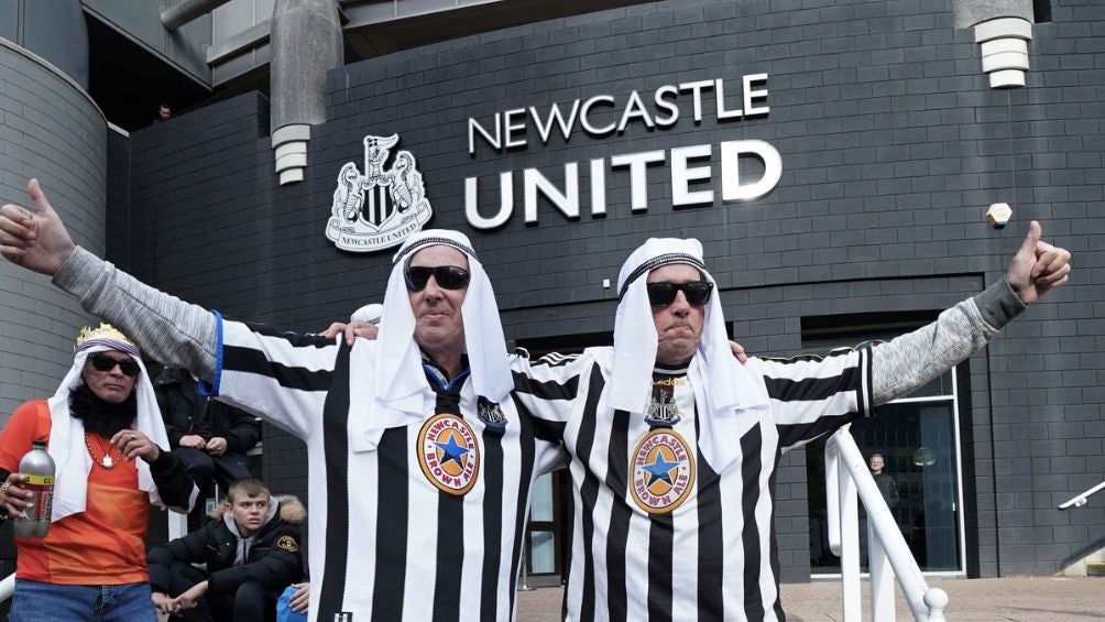 Los aficionados del Newcastle celebra el pase a la Final de la Carabao Cup