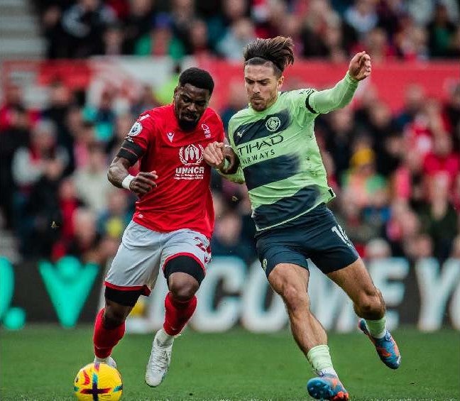 Serge Aurier peleando el balón ante Jack Grealish