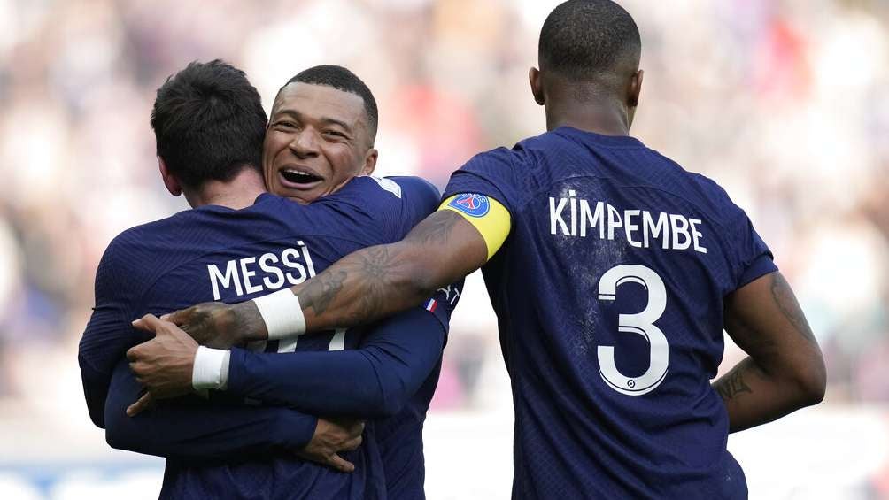 Messi y Mbappé celebran victoria vs Lille