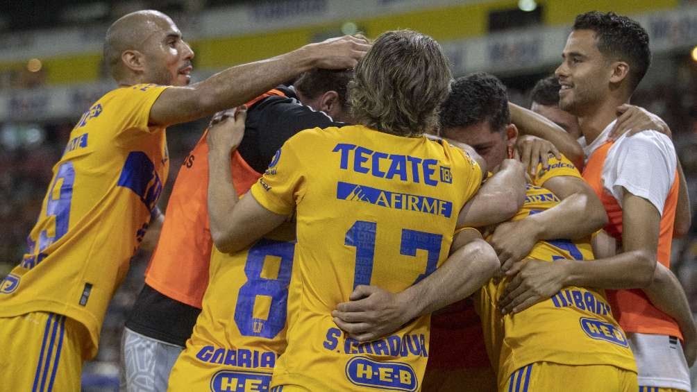 Jugadores de Tigres celebrando gol vs Atlas