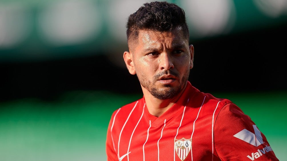 Tecatito Corona durante un partido con el Sevilla