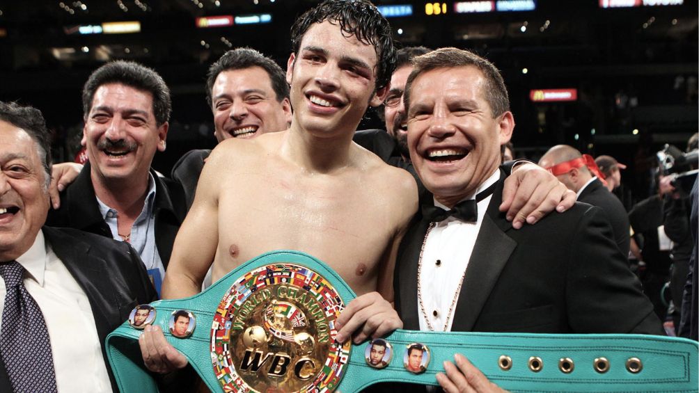 Julio César y el Jr celebrando una victoria en el ring