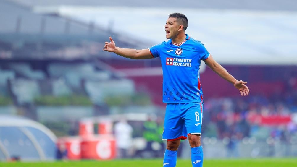 Erik Lira durante un partido con Cruz Azul