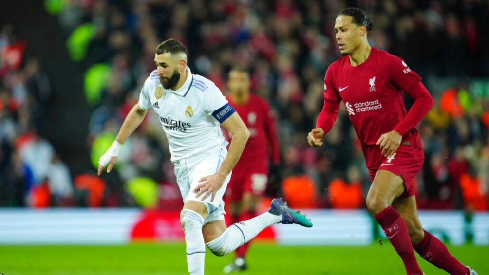 Benzema anotó doblete ante el Liverpool 