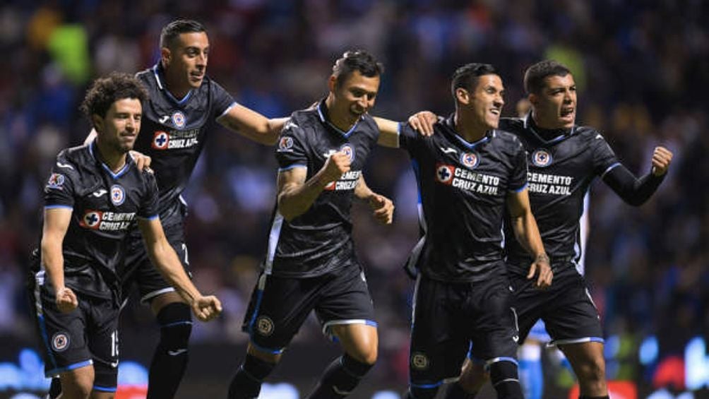 Cruz Azul festejando un gol ante Puebla 