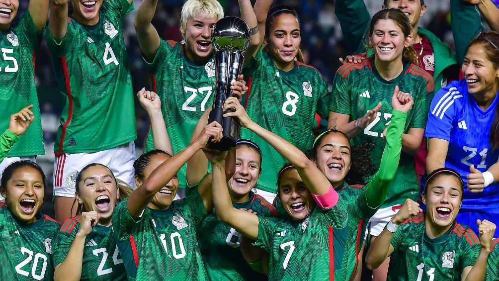 La Femenil celebrando el campeonato de la W Relevelations Cup