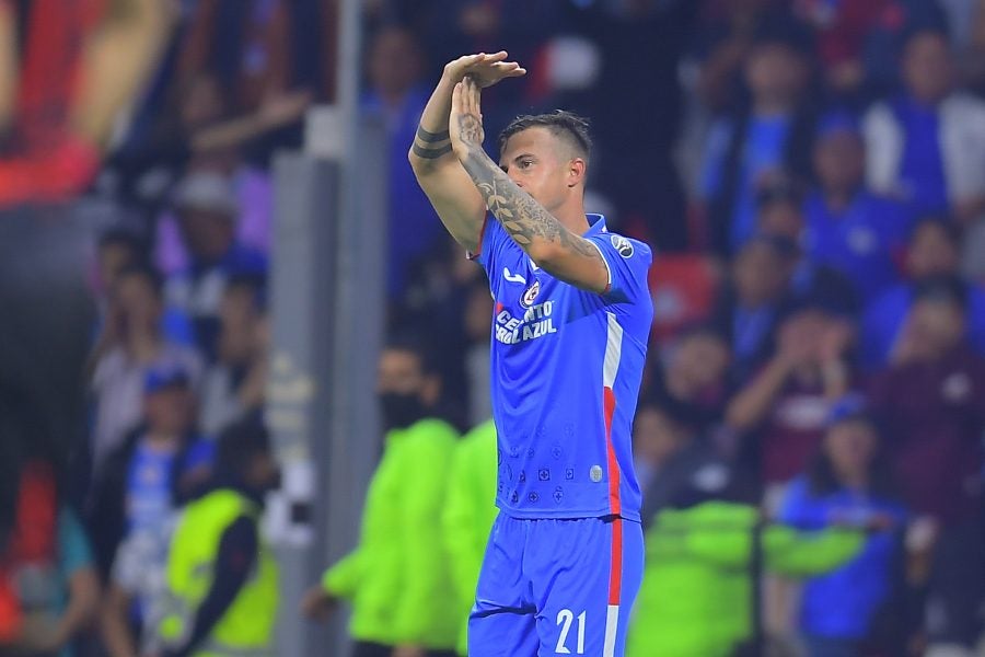 Lotti celebrando su primer gol con Cruz Azul 