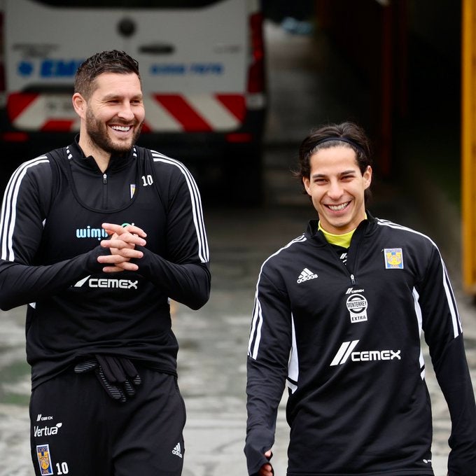 Diego Lainez junto a Gignac