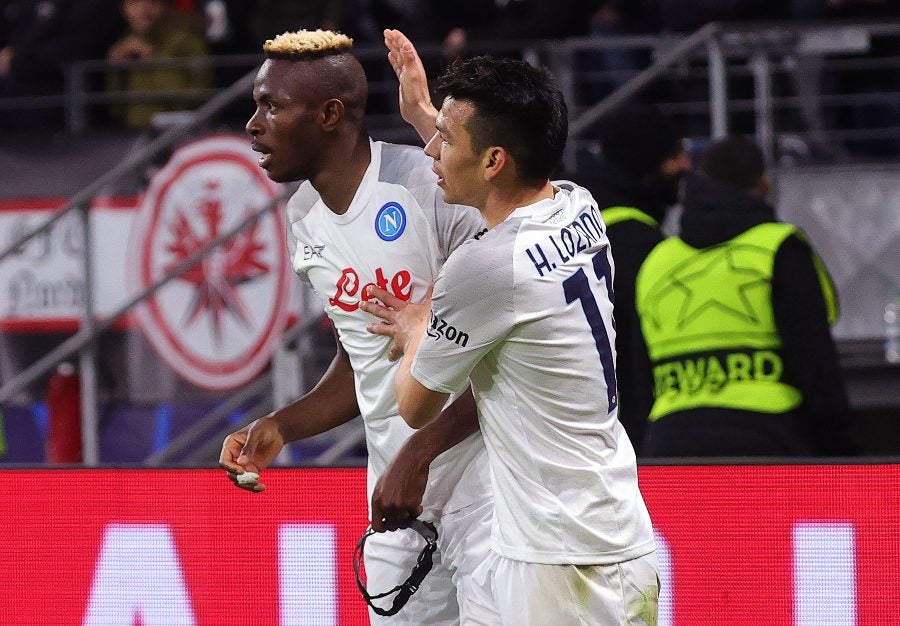 Lozano celebrando en partido de la Champions 