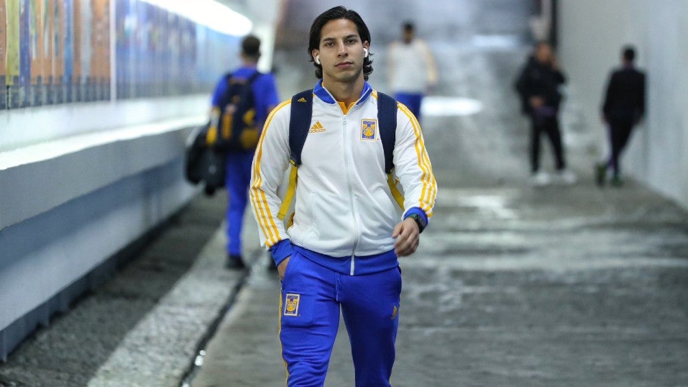 Diego Lainez previo a un partido con Tigres