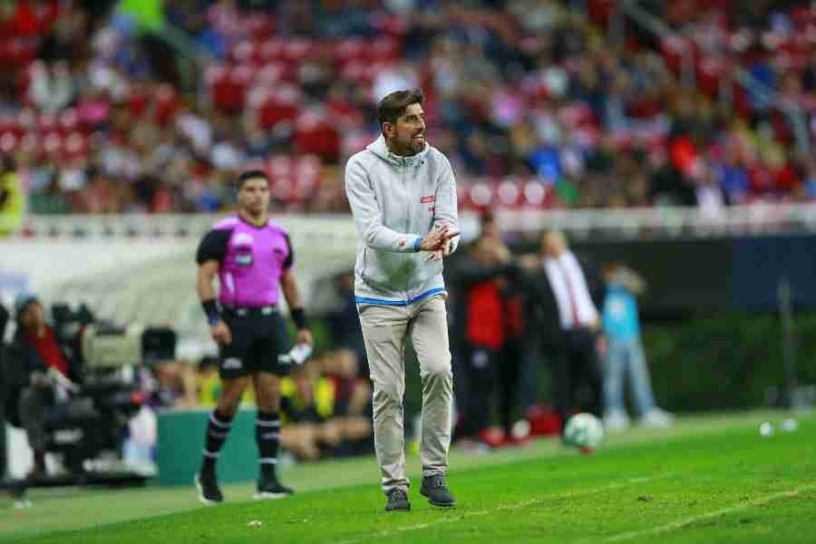 Veljko Paunovic dirigiendo a Chivas