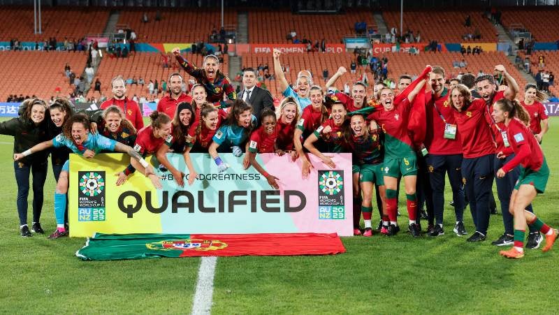 Jugadoras de Portugal celebran clasificación tras derrotar a Camerún