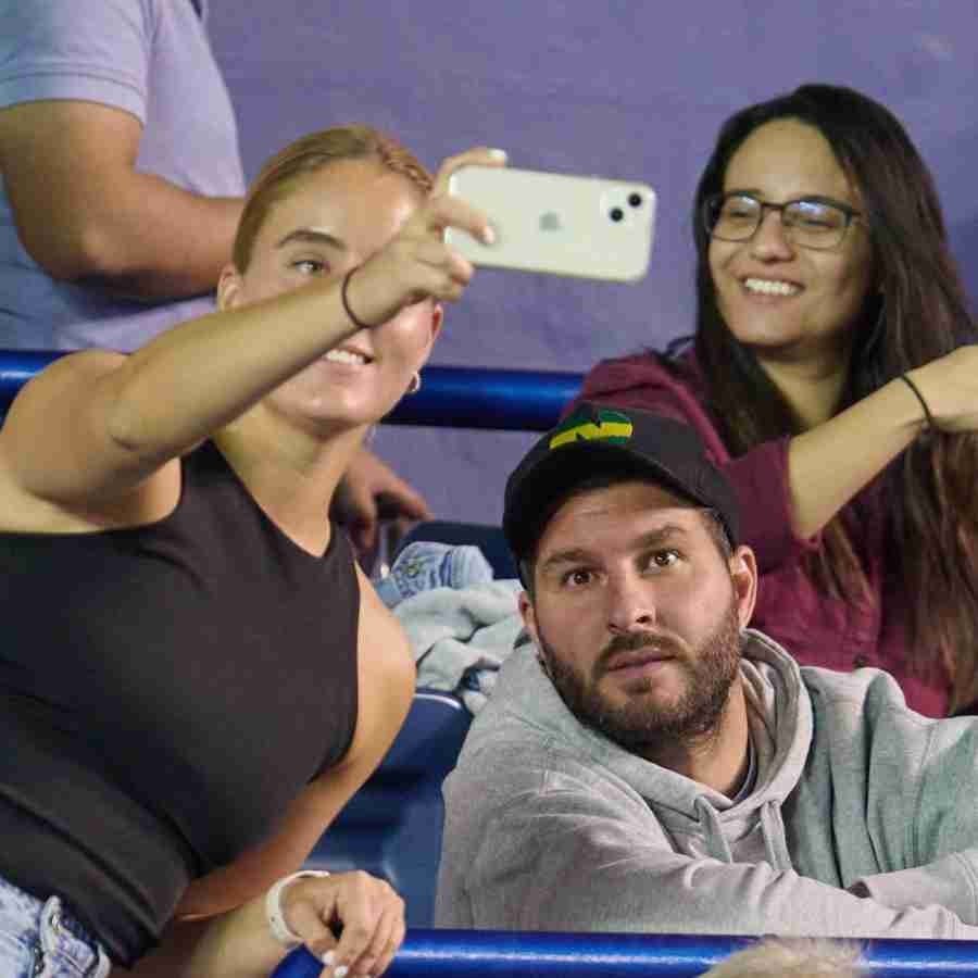 Gignac tomando fotos con fans