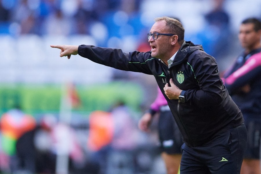 Lillini dando instrucciones en partido con Necaxa 