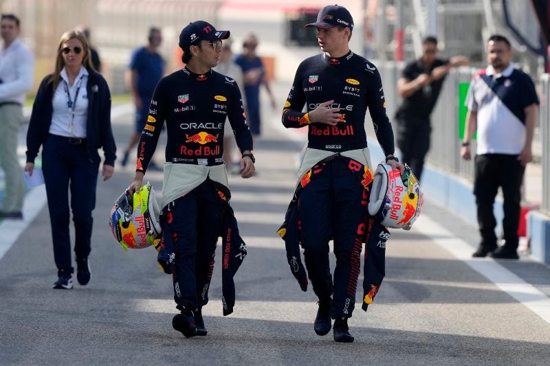 Max Verstappen y Checo Pérez conversando