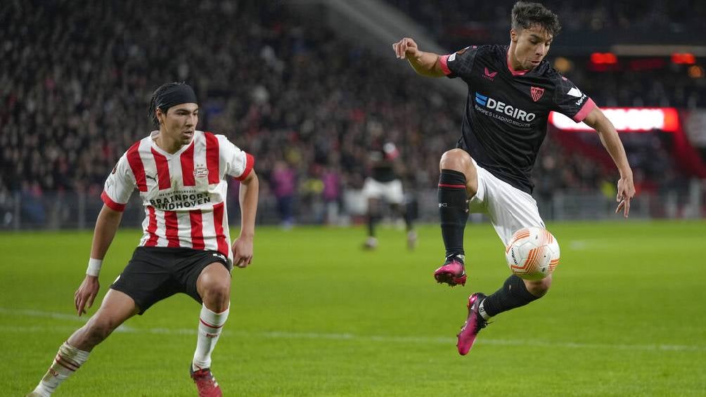 Erick Gutiérrez disputando un balón con Oliver Torres