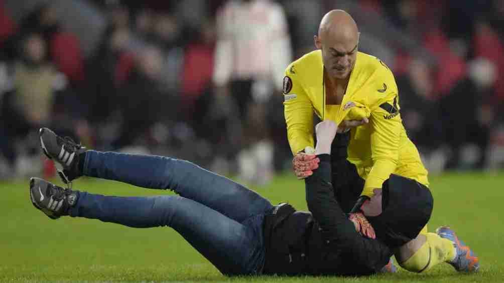 Marko Dimitrovic sometió a un aficionado tras atacarlo al finalizar el encuentro ante PSV