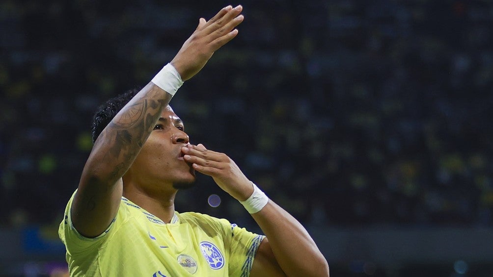 Roger Martínez celebra un gol con América